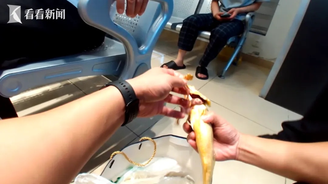 阿姨被“理财大师”深度洗脑,购买12条黄鱼伪装成黄鱼包裹 民警紧急上门拦下 阿姨被“理财大师”深度洗脑,购买12条黄鱼伪装成黄鱼包裹 民警紧急上门拦下