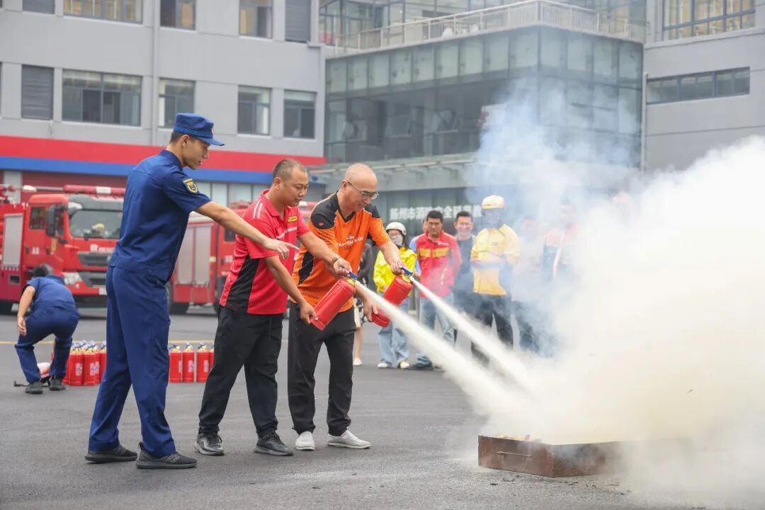 消防培训现学现用，外卖小哥快速处置火情！