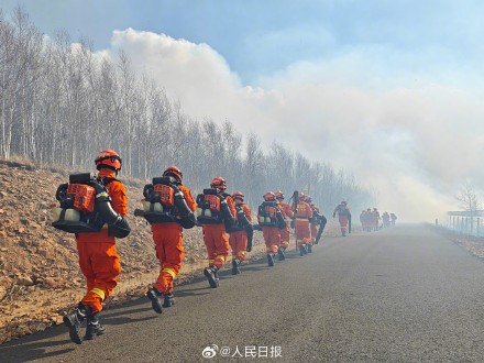 蒙古国草原火逼近我边境 蒙古国草原火逼近我边境