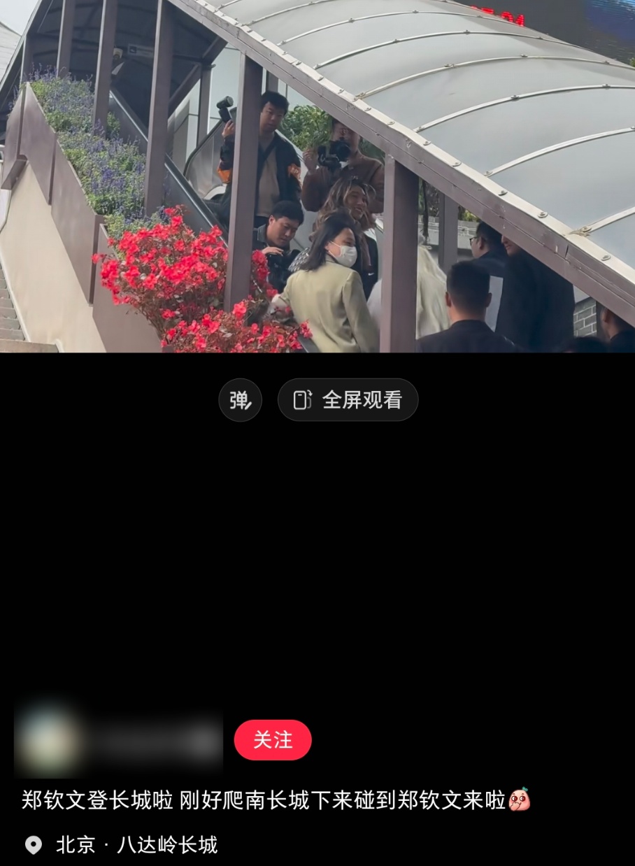 郑钦文晒出长城捧奖杯照片:期待已久的奖杯照;此前多人在八达岭长城与她偶遇 郑钦文晒出长城捧奖杯照片:期待已久的奖杯照;此前多人在八达岭长城与她偶遇