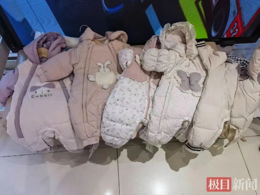 新疆五胞胎返乡首购新衣，夫妻俩专门买了新指甲剪：100个指甲分5天剪；每天要换三四十片尿不湿