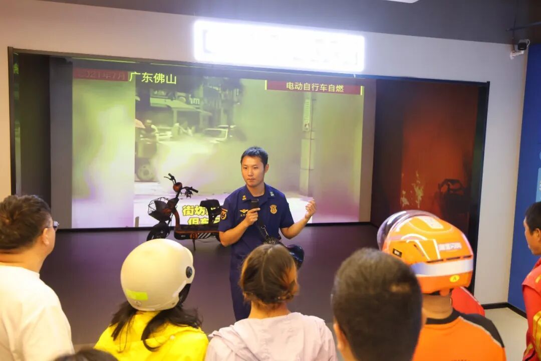 消防培训现学现用，外卖小哥快速处置火情！