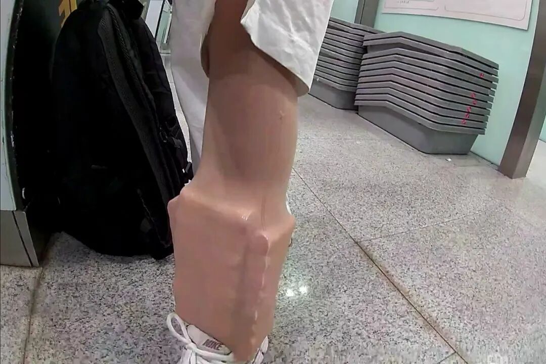 腿好方!旅客裤袜内藏47支口红入境,被青岛海关拦截 腿好方!旅客裤袜内藏47支口红入境,被青岛海关拦截