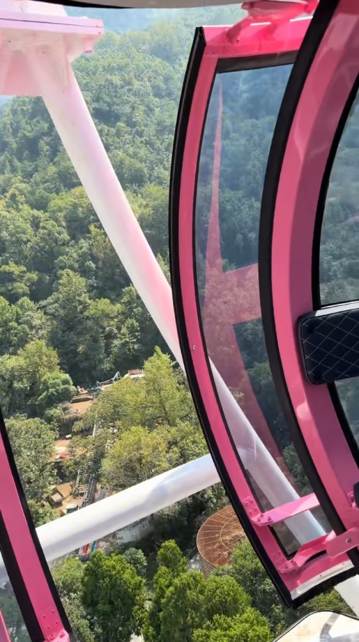 一家三口坐摩天轮升到50米高空,工作人员忘记关舱门;最新回应 一家三口坐摩天轮升到50米高空,工作人员忘记关舱门;最新回应