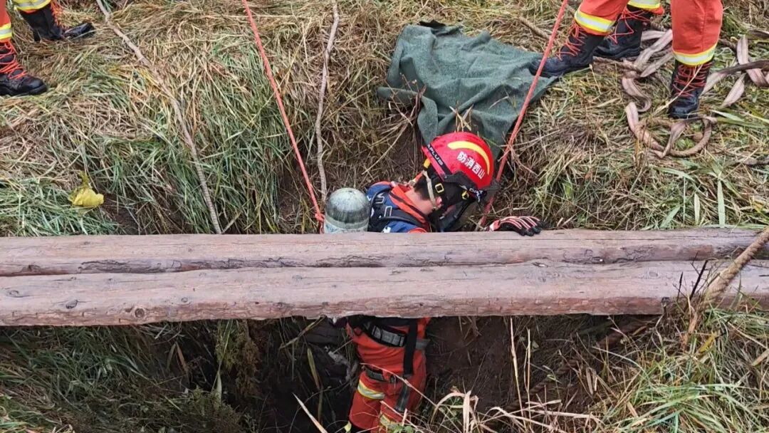 山西一女子下地摘南瓜不慎坠入5米枯井,被困逾20个小时后获救 山西一女子下地摘南瓜不慎坠入5米枯井,被困逾20个小时后获救