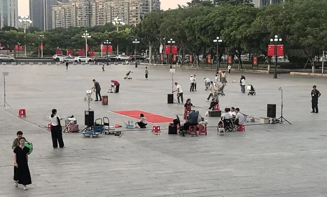 广州街头出现“免费杂技表演”?警方提醒:不要围观! 广州街头出现“免费杂技表演”?警方提醒:不要围观!