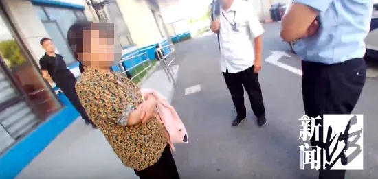 阿姨被“理财大师”深度洗脑,购买12条黄鱼伪装成黄鱼包裹 民警紧急上门拦下 阿姨被“理财大师”深度洗脑,购买12条黄鱼伪装成黄鱼包裹 民警紧急上门拦下