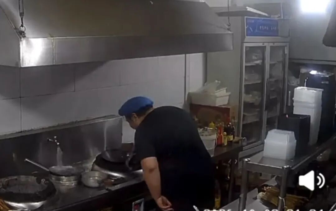 “烧烤店厨师漱口水吐锅边”,官方通报:情况属实,要求该店立即整改 “烧烤店厨师漱口水吐锅边”,官方通报:情况属实,要求该店立即整改