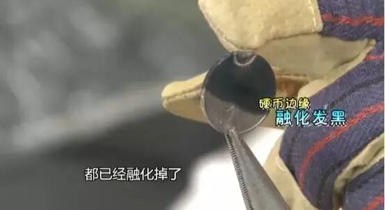 看着都痛!女子拔电动车钥匙时一个动作,瞬间起火手部被烧黑…这个位置千万要小心 看着都痛!女子拔电动车钥匙时一个动作,瞬间起火手部被烧黑…这个位置千万要小心