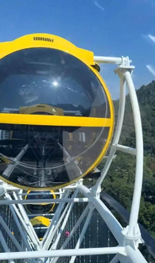 一家三口坐摩天轮升到50米高空,工作人员忘记关舱门;回应:操作员被开除,设施已停运 一家三口坐摩天轮升到50米高空,工作人员忘记关舱门;回应:操作员被开除,设施已停运