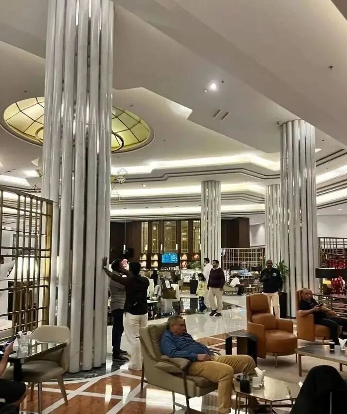 沙特首都利雅得机场遭袭瞬间画面曝光；中国旅客自述惊魂一刻：现场能看到有人被炸死