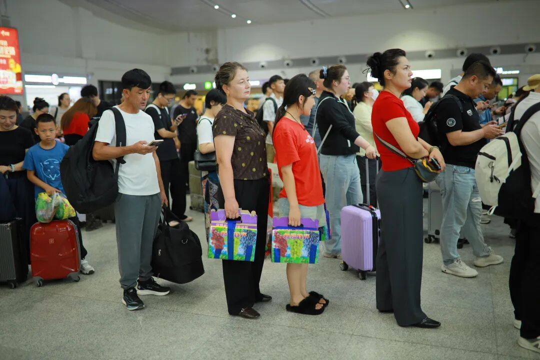 步行可到机场，这座高铁站近期客流火爆