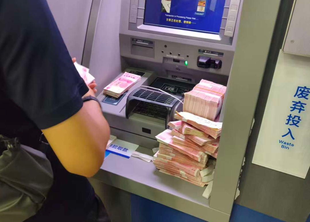 “我是给工人发工资”,男子取出60万积蓄,民警直接拦下 “我是给工人发工资”,男子取出60万积蓄,民警直接拦下