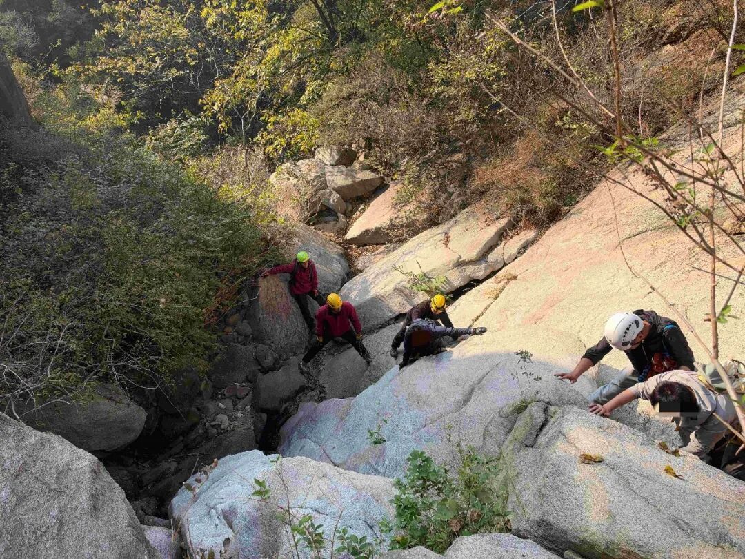 低估野山风险3人被困深山,北京怀柔消防15小时连夜营救 低估野山风险3人被困深山,北京怀柔消防15小时连夜营救