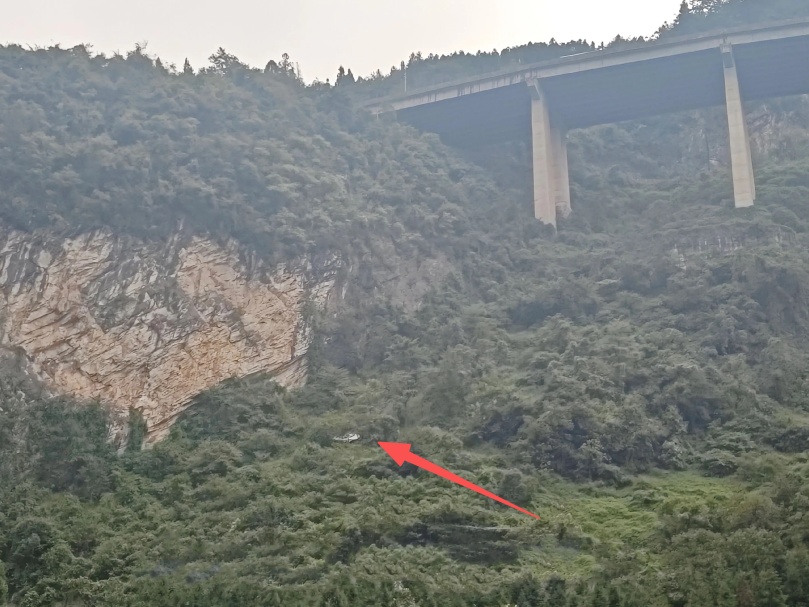 惊险！轿车坠落近百米悬崖，经多次撞击和连续翻滚，驾驶舱完整、车主幸运生还！