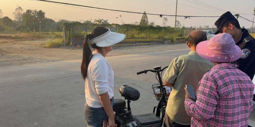 同款车钥匙没拔，她骑上就走！民警：骑错了