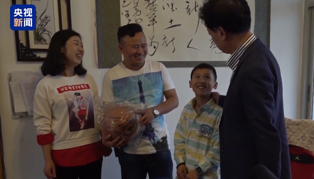 “白爷爷，我是震雄，18年前你救下的孩子！”