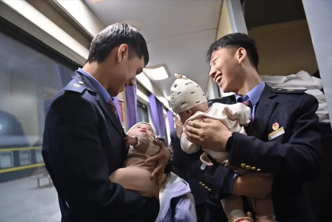 新疆五胞胎坐36小时火车回老家，住上铺的河南乘客一路上几乎没睡，帮照看、喂奶、哄睡：出门在外搭把手是应该的；乘务员、旅客等也来帮忙