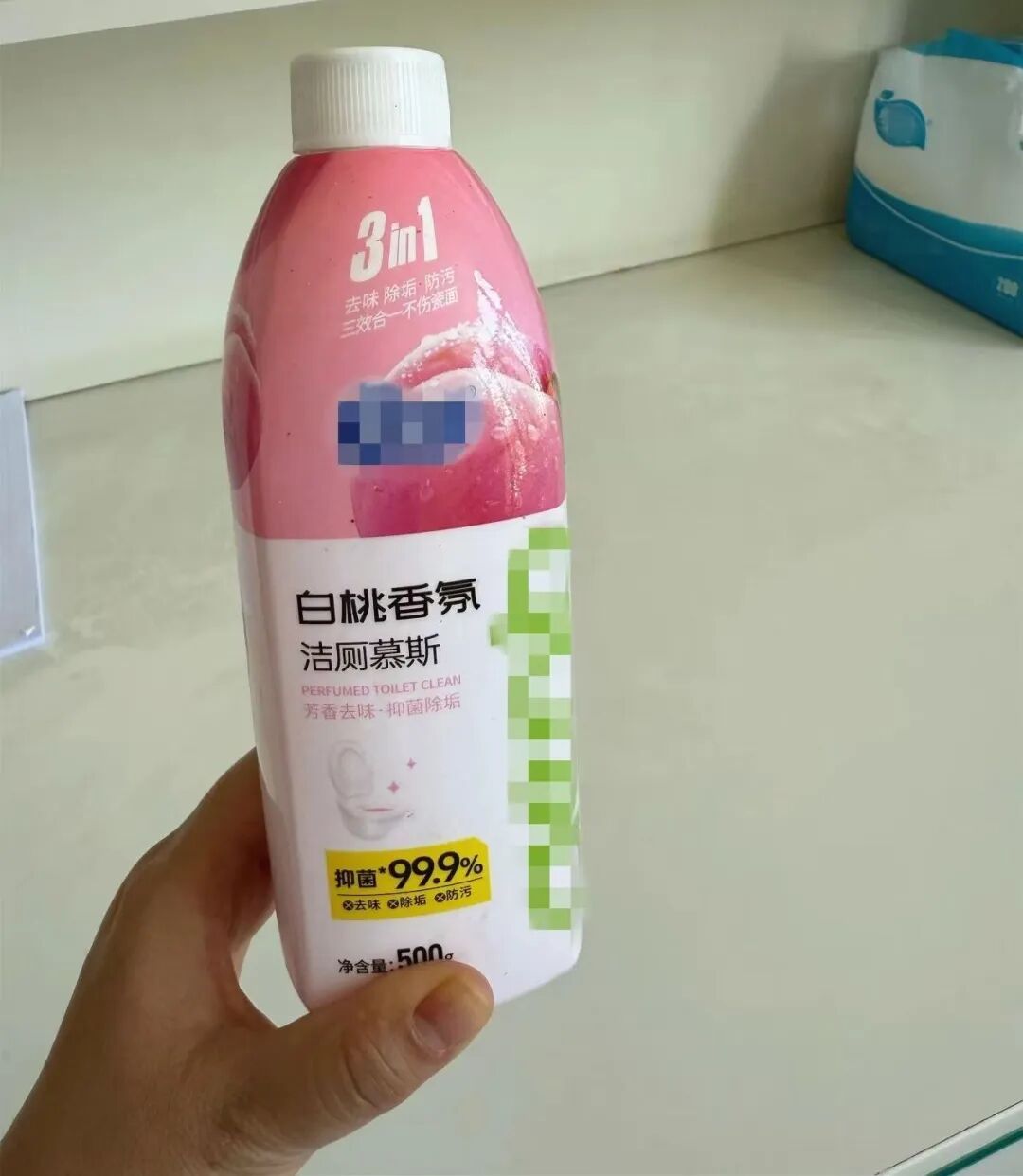 老人替孙子尝“白桃饮料”后口腔食道灼烧，仔细一看竟是洁厕慕斯，医生提醒