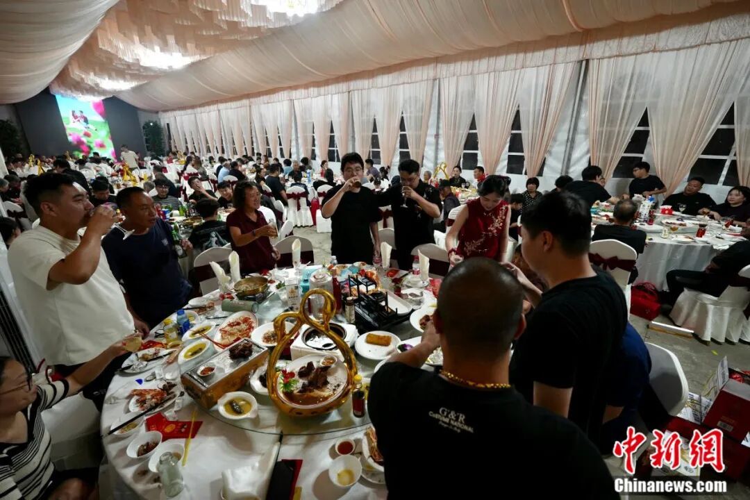 浙江“四无婚礼”火了!新娘父亲:想过大办一场,但尊重年轻人想法 浙江“四无婚礼”火了!新娘父亲:想过大办一场,但尊重年轻人想法