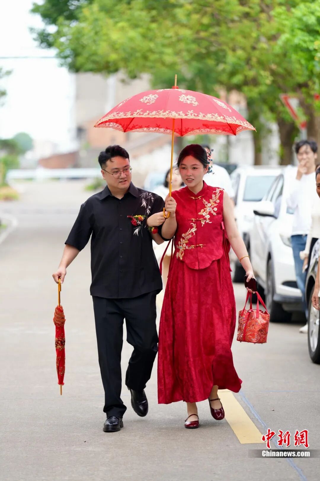 浙江“四无婚礼”火了!新娘父亲:想过大办一场,但尊重年轻人想法 浙江“四无婚礼”火了!新娘父亲:想过大办一场,但尊重年轻人想法