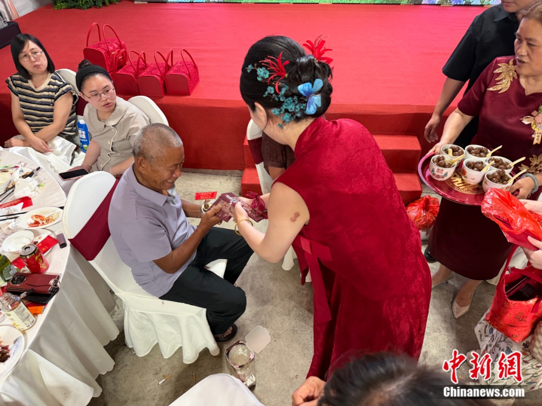 浙江“四无婚礼”火了!新娘父亲:想过大办一场,但尊重年轻人想法 浙江“四无婚礼”火了!新娘父亲:想过大办一场,但尊重年轻人想法