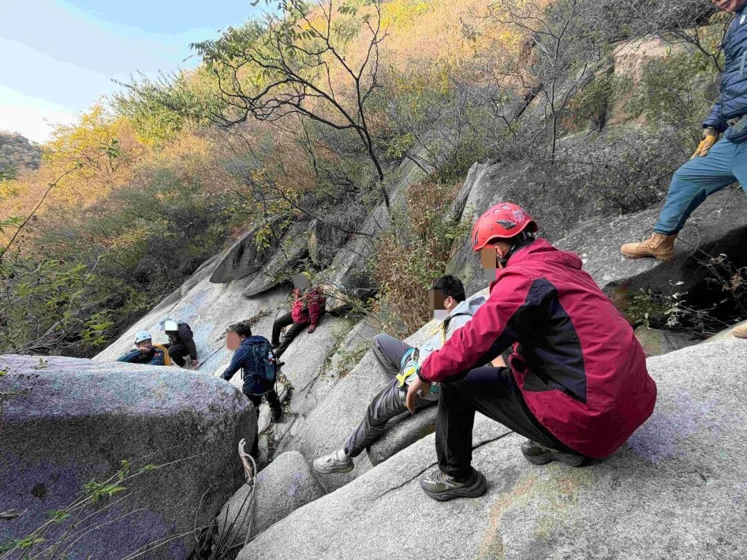 低估野山风险3人被困深山,北京怀柔消防15小时连夜营救 低估野山风险3人被困深山,北京怀柔消防15小时连夜营救