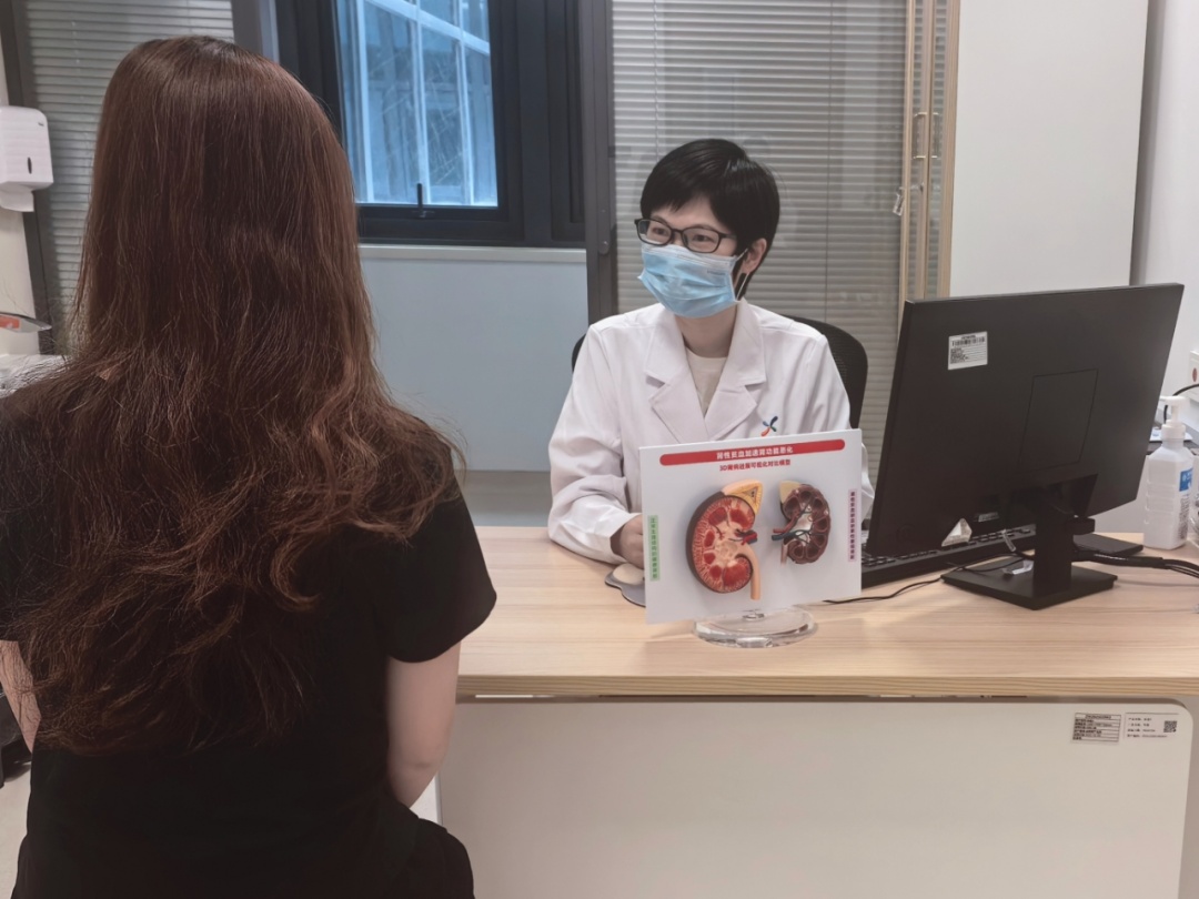 25岁女子健身后突然腿痛，尿液变成“酱油色”，一指标为正常上限的数百倍！医生紧急提醒