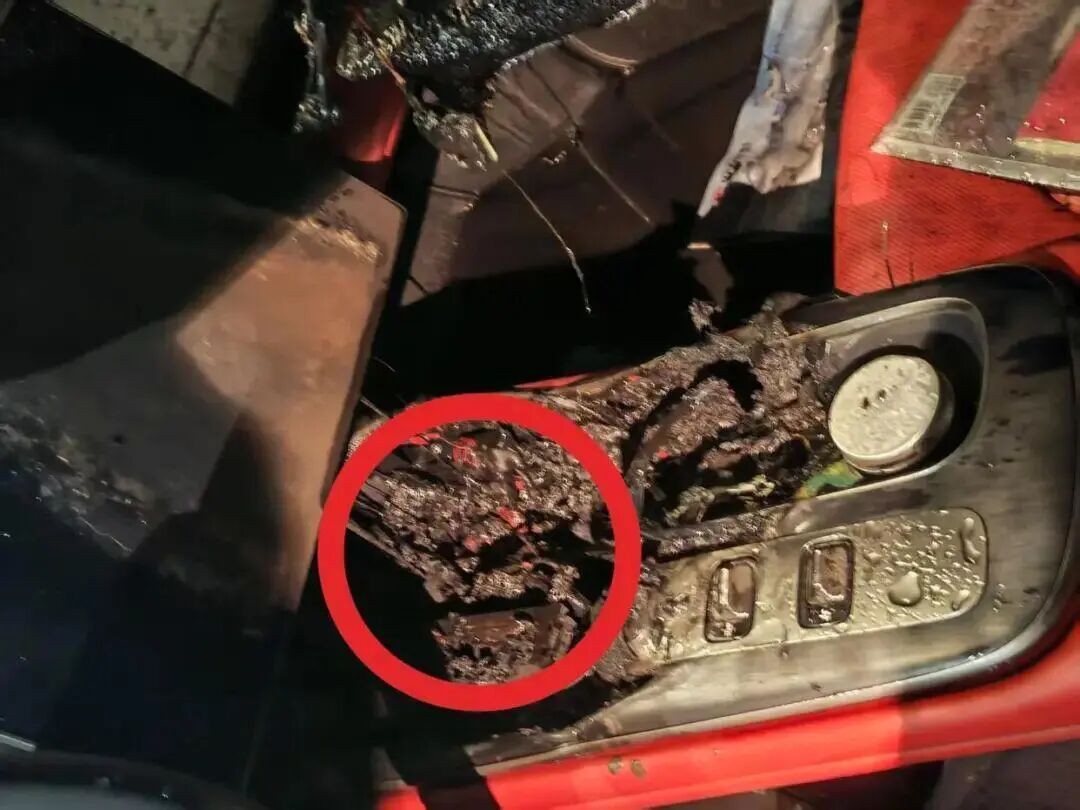 一张卡片烧了一辆车！这些物品千万别随手放车里→