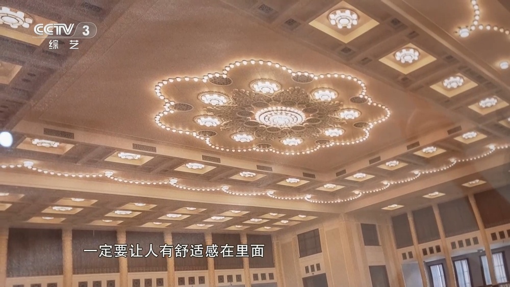 “花开敦煌”映湾区:两代人守望大漠 让千年纹样活在当下 “花开敦煌”映湾区:两代人守望大漠 让千年纹样活在当下