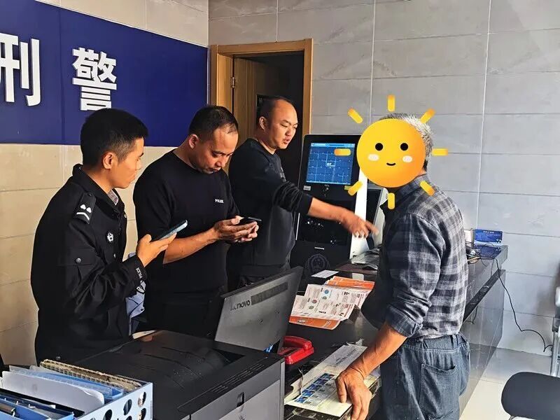 男子大量购入购物卡,超市紧急报警 男子大量购入购物卡,超市紧急报警