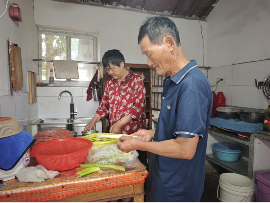51载书写人间大爱——郎溪夫妇岁岁坚守照料残疾堂哥如至亲