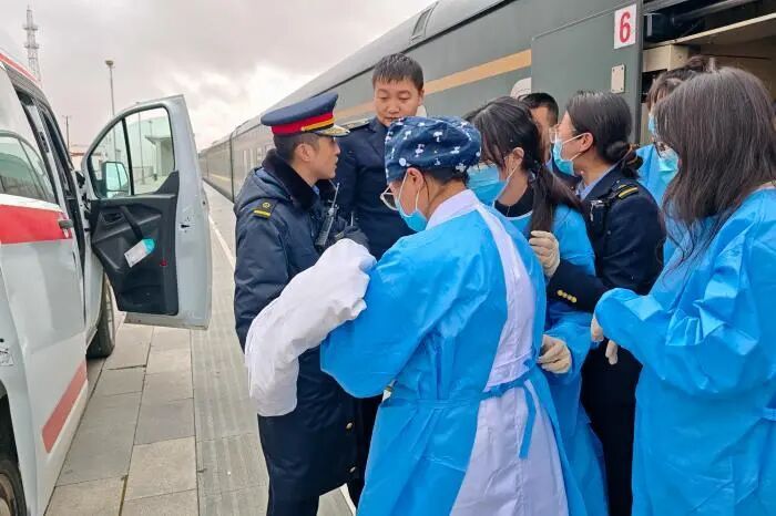 海拔5000米的进藏列车上,一名产妇突发临产,车厢紧急变身临时产房,紧急迎接新生命 海拔5000米的进藏列车上,一名产妇突发临产,车厢紧急变身临时产房,紧急迎接新生命