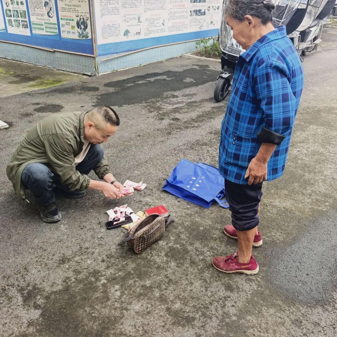 77岁拾荒老人“桂莲”捡到5000元现金,急匆匆送到村委会,失主竟是另一位“桂莲”…… 77岁拾荒老人“桂莲”捡到5000元现金,急匆匆送到村委会,失主竟是另一位“桂莲”……