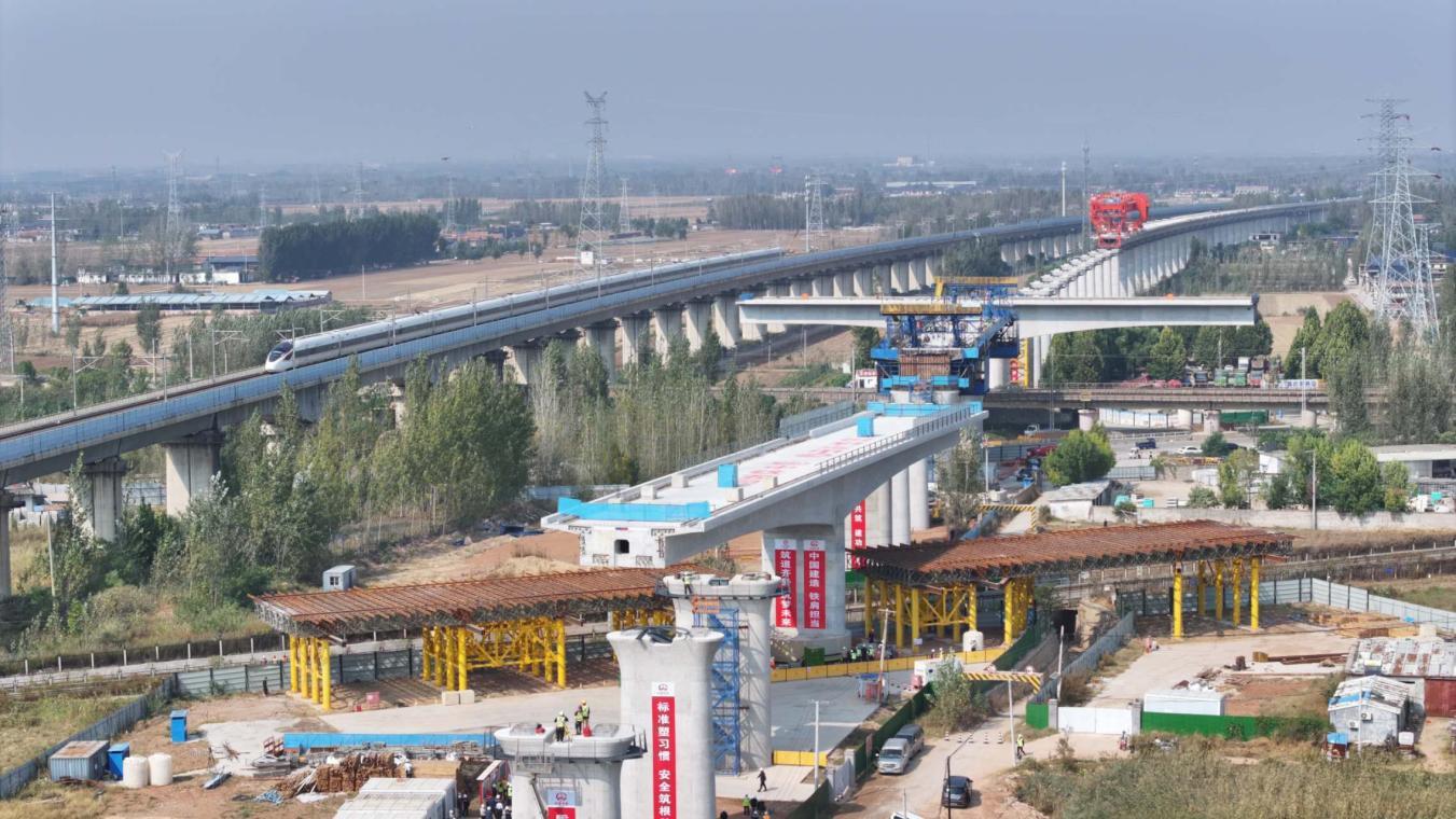 山东:济枣铁路全线首联转体梁完成“空中转身” 山东:济枣铁路全线首联转体梁完成“空中转身”