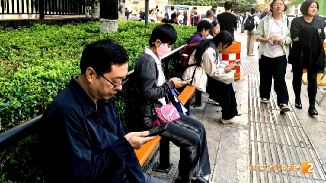 昆一中门口多了“一根杆”!家长市民纷纷点赞 昆一中门口多了“一根杆”!家长市民纷纷点赞