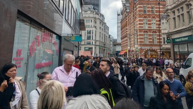 英国伦敦金融城发生天然气泄漏 约4700人被疏散 英国伦敦金融城发生天然气泄漏 约4700人被疏散