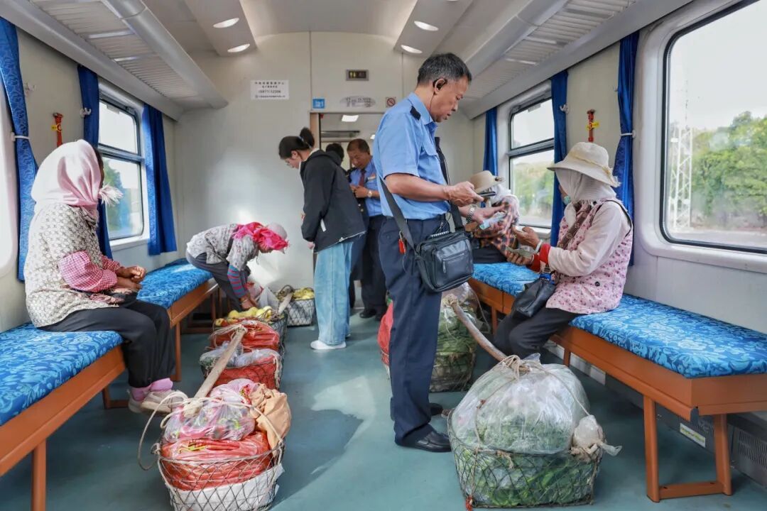 这趟绿皮火车,在车厢里能“赶大集” 这趟绿皮火车,在车厢里能“赶大集”