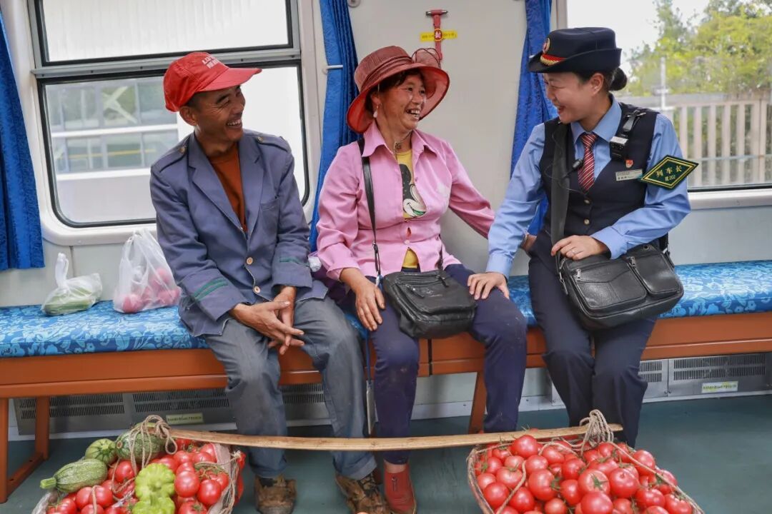 这趟绿皮火车,在车厢里能“赶大集” 这趟绿皮火车,在车厢里能“赶大集”