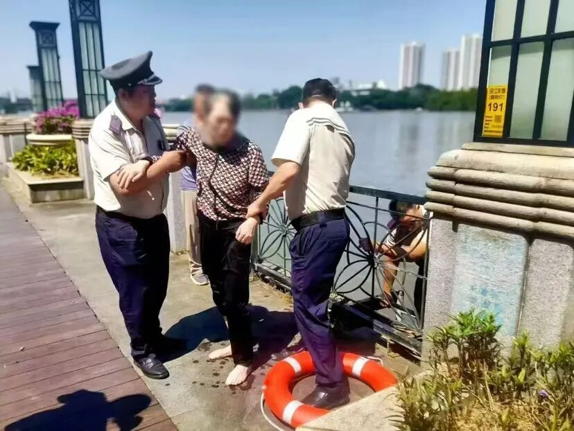 广州一女子在江中漂浮，保安飞身跃入江中，一边安抚其情绪一边将她拖拽上岸