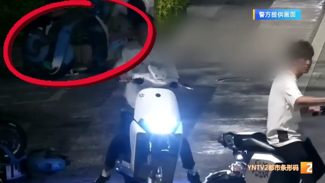 昆明街头多辆共享车辆被人为倒置在路面上!谁干的?想干嘛? 昆明街头多辆共享车辆被人为倒置在路面上!谁干的?想干嘛?