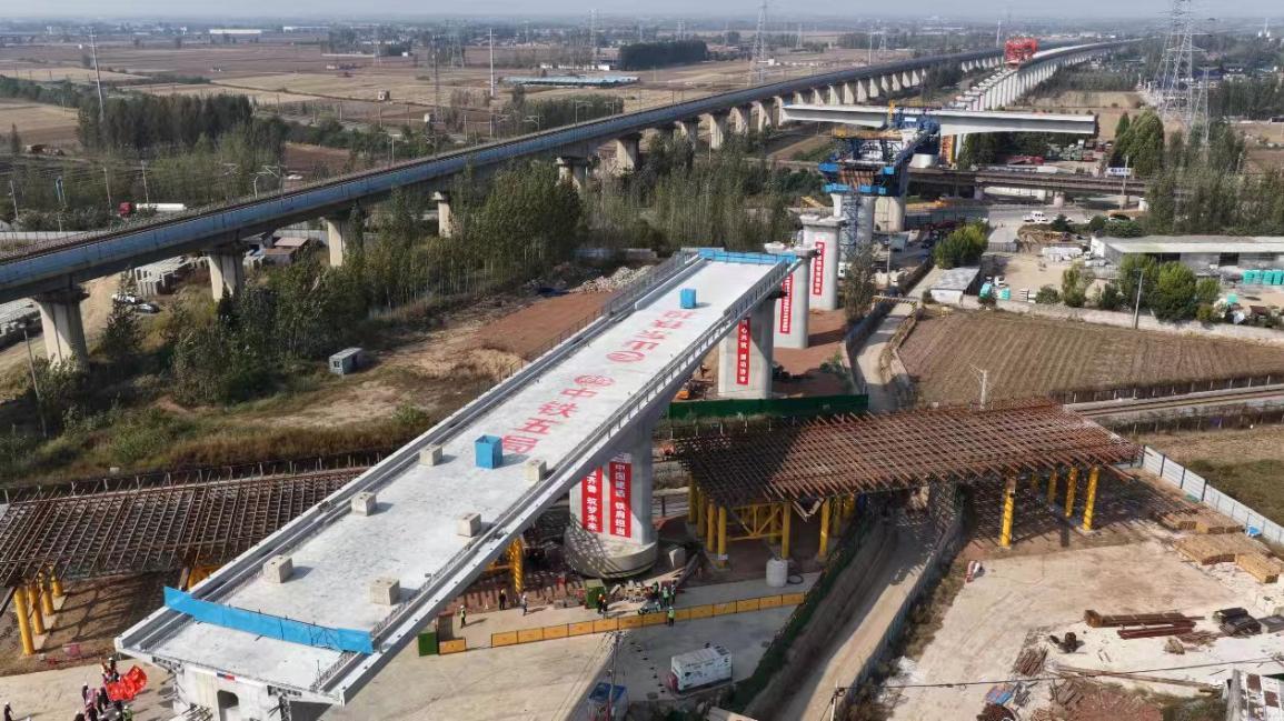 山东:济枣铁路全线首联转体梁完成“空中转身” 山东:济枣铁路全线首联转体梁完成“空中转身”