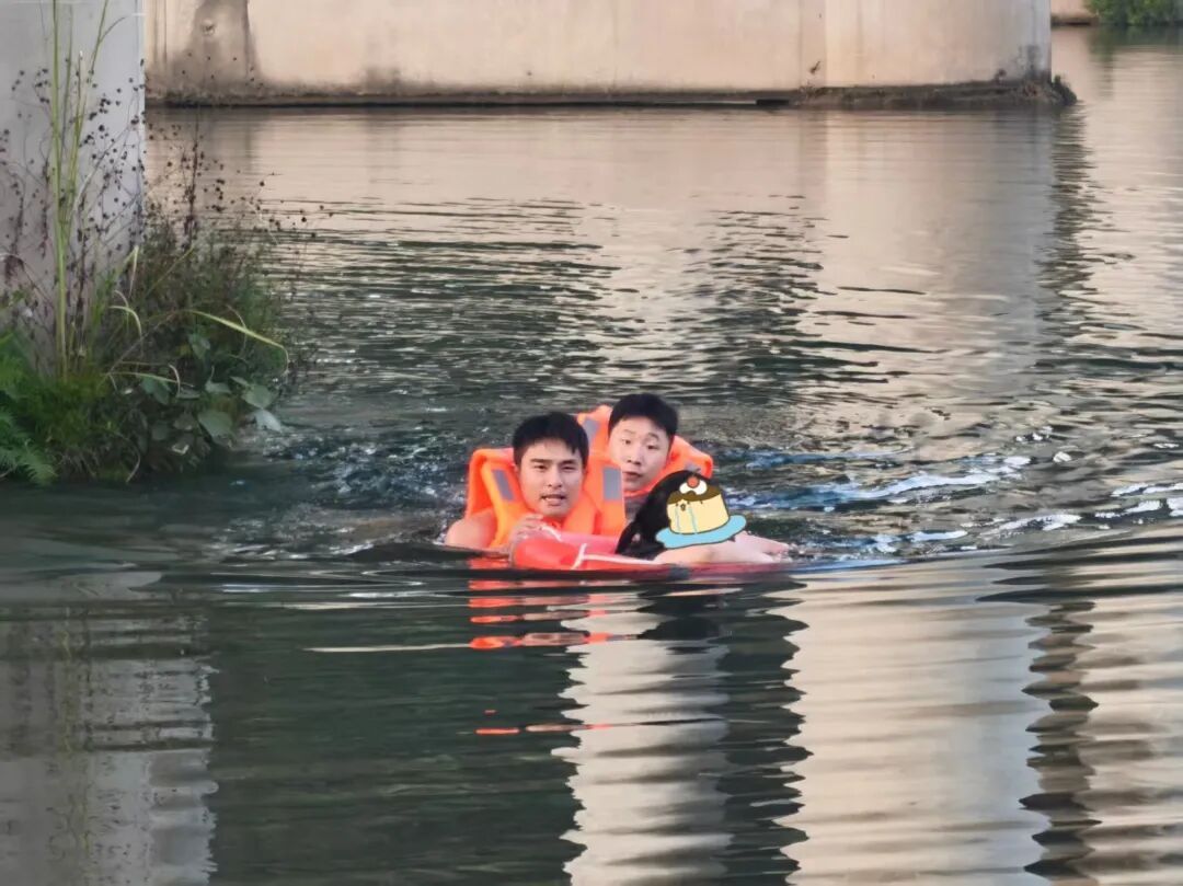 “抓紧救生圈！” 湖南两名00后新警纵身跃入江中，救回落水女子