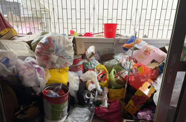 家中囤积大量废品,夫妻双双肺部感染!儿子劝阻无果无奈举报 家中囤积大量废品,夫妻双双肺部感染!儿子劝阻无果无奈举报