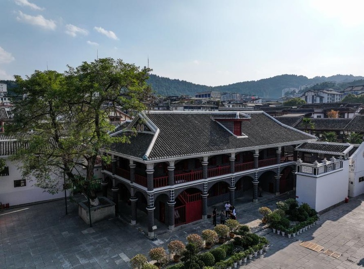 跛脚泥瓦匠孔宪权,有一个特殊身份,得知真相后村民们大吃一惊! 跛脚泥瓦匠孔宪权,有一个特殊身份,得知真相后村民们大吃一惊!