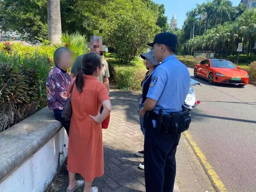 广州一女子在江中漂浮，保安飞身跃入江中，一边安抚其情绪一边将她拖拽上岸