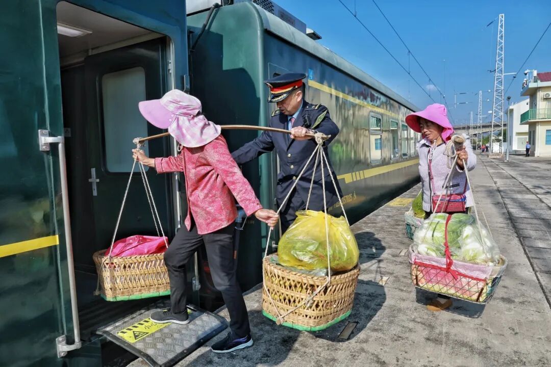 这趟绿皮火车,在车厢里能“赶大集” 这趟绿皮火车,在车厢里能“赶大集”