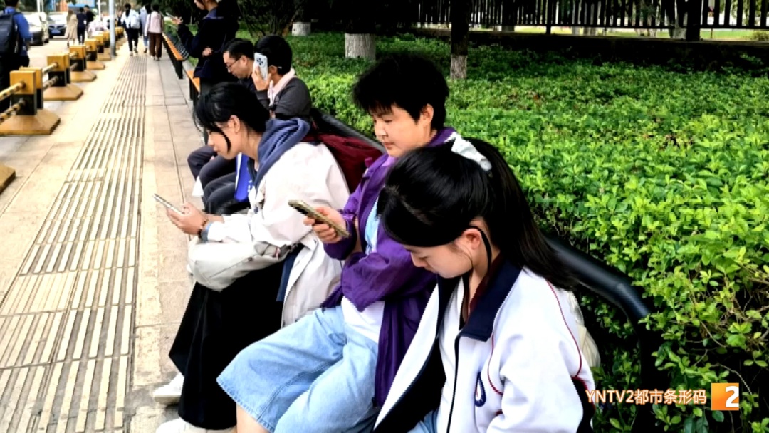 昆一中门口多了“一根杆”!家长市民纷纷点赞 昆一中门口多了“一根杆”!家长市民纷纷点赞
