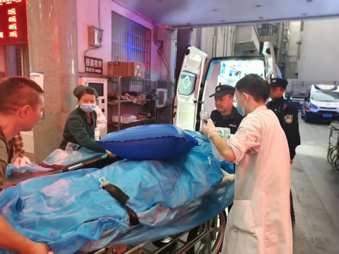 “抓紧救生圈！” 湖南两名00后新警纵身跃入江中，救回落水女子