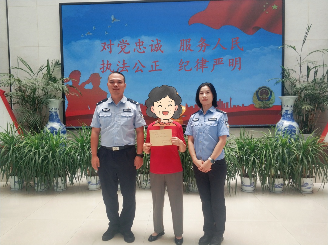 “这封信,我一定要亲手送给民警!” “这封信,我一定要亲手送给民警!”